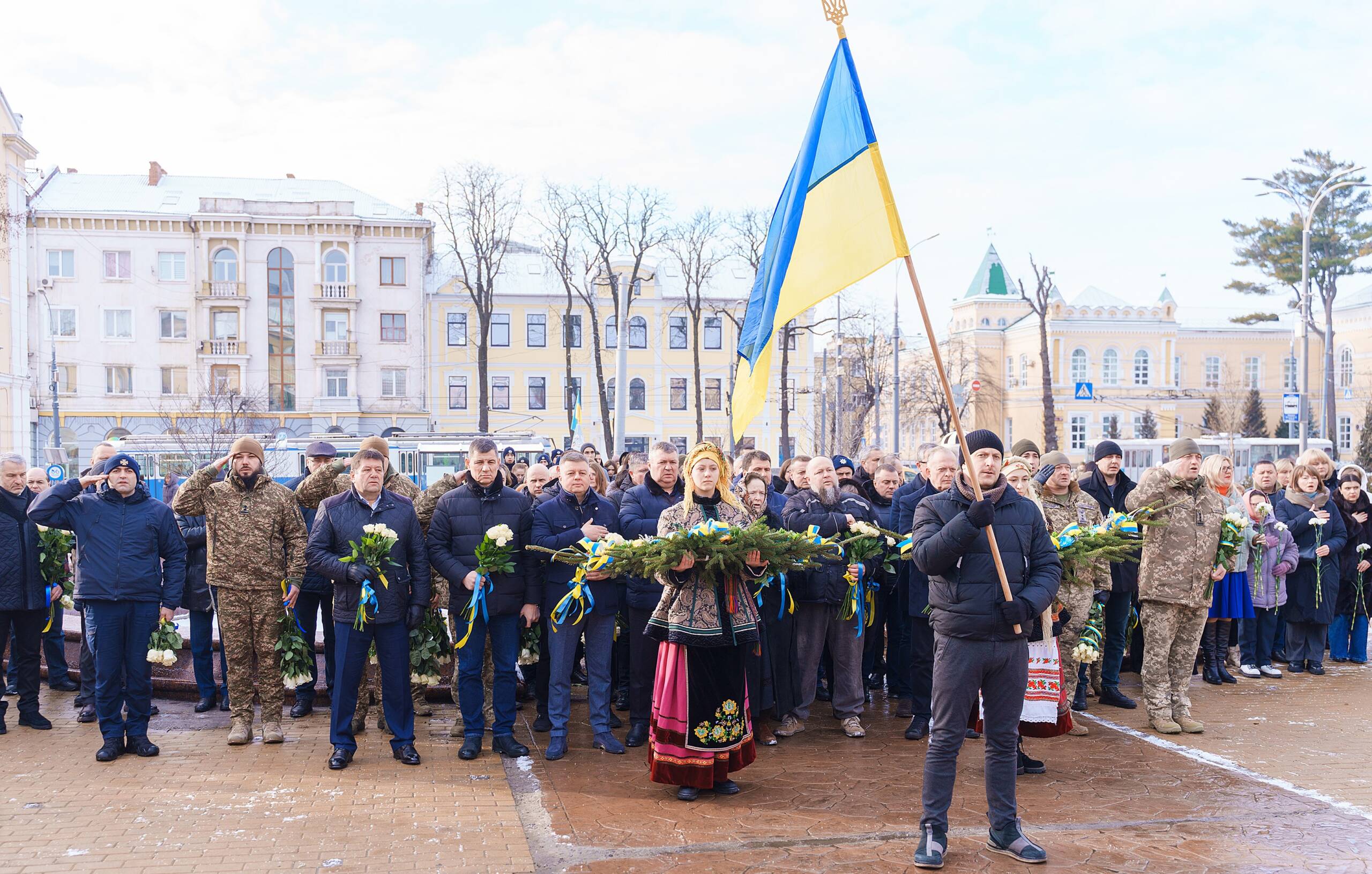 Вінничани вшанували пам’ять Героїв Небесної Сотні, поклавши квіти на майдані