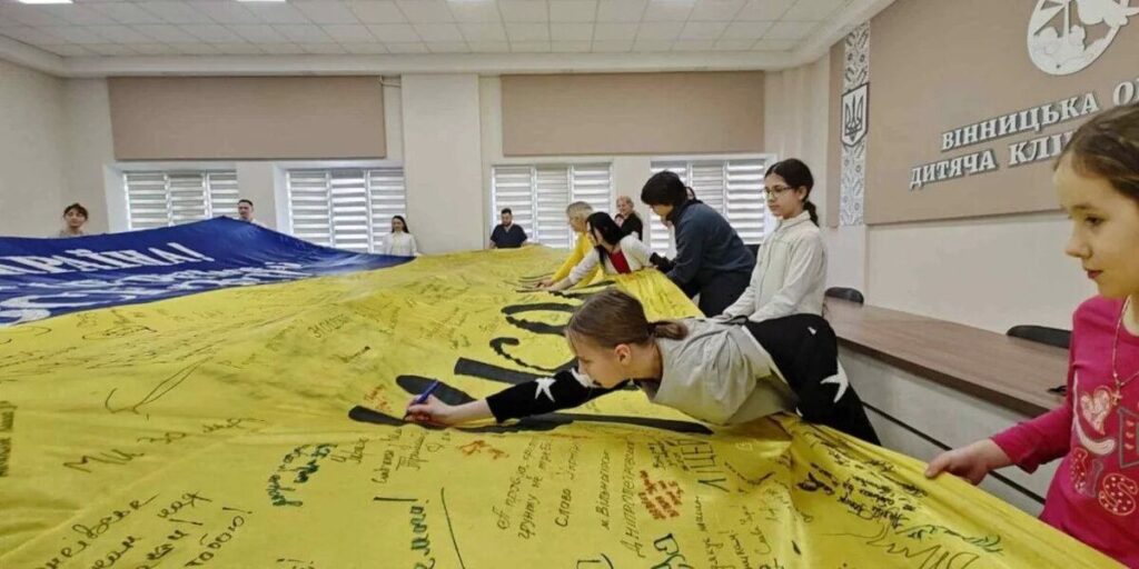 У Вінниці розгорнули 72-метровий прапор на підтримку ЗСУ