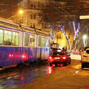 На Соборній автомобіль підрізав трамвай