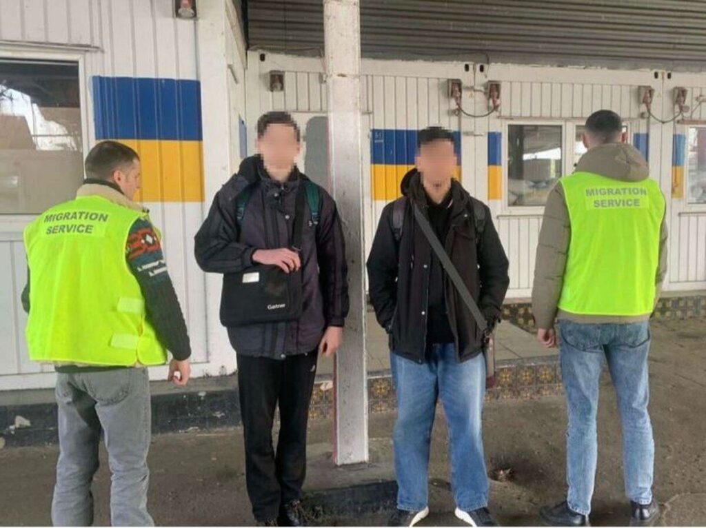 Міграційна служба видворила з країни громадян росії