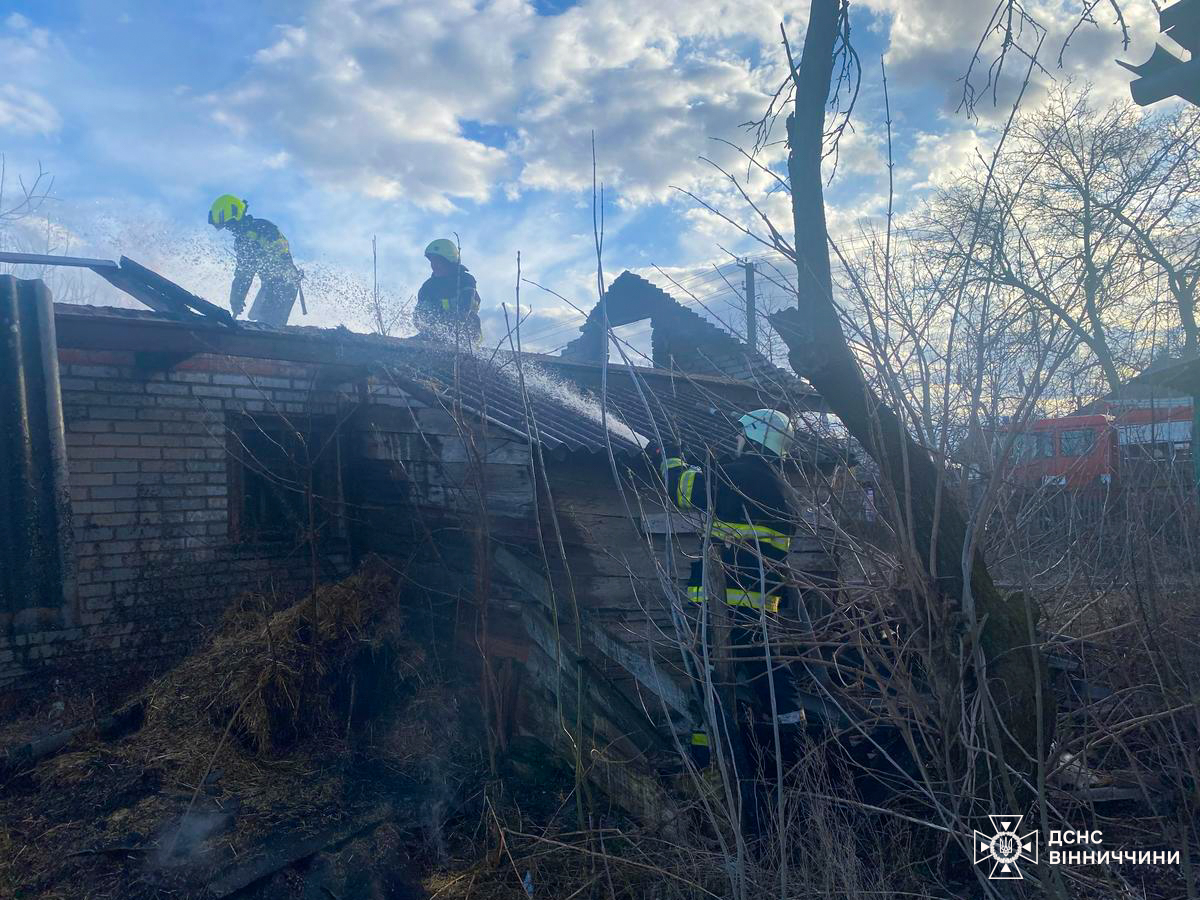 На Вінниччині через необережність з вогнем власника загорівся житловий будинок