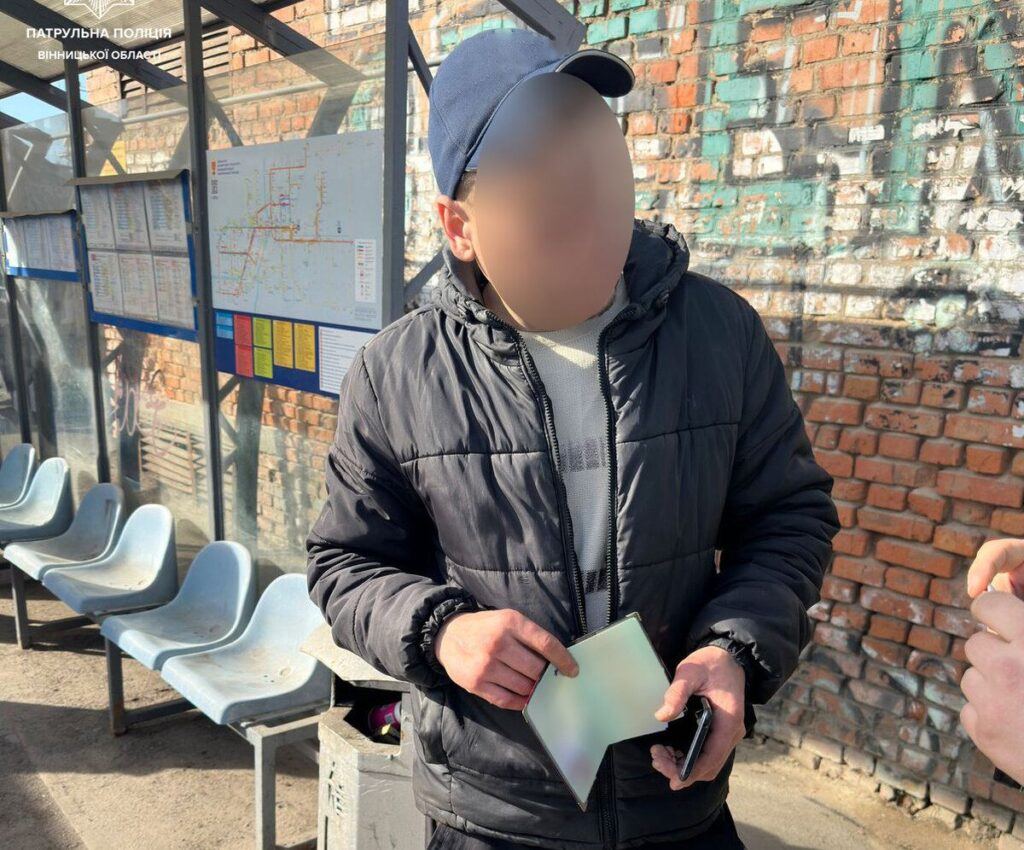 Вінницькі патрульні у перехожого знайшли пакет з наркотики