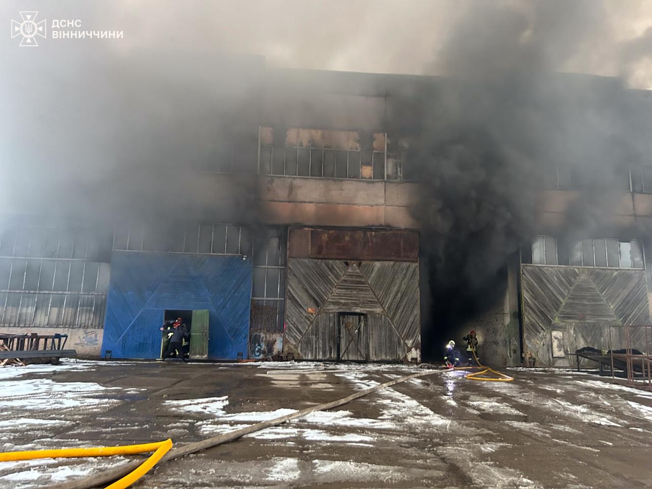 У Вінниці спалахнула масштабна пожежа