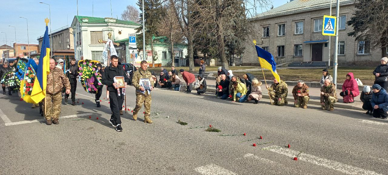 У Немирові попрощалися із захисником України Романом Смирновим