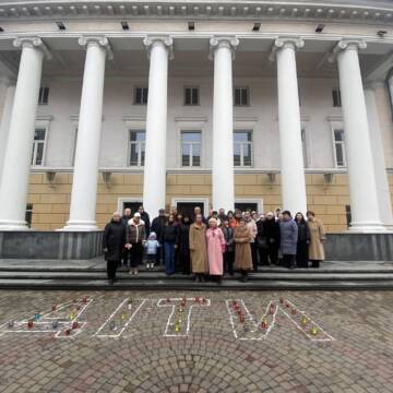 Вінниця долучилась до мирної акції в День пам’яті жертв авіаудару в Маріуполі