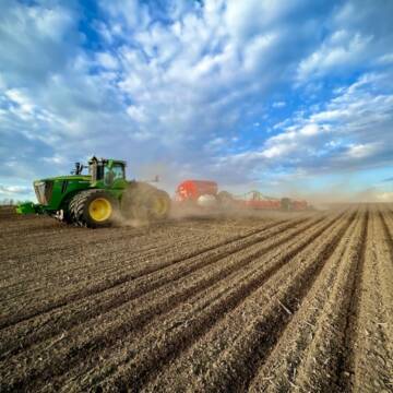 Весняна посівна стартувала: на Вінниччині сіють ярі зернові