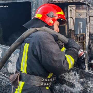 Смерть через цигарку та палаючі авто: трагічні наслідки пожеж на Вінниччині