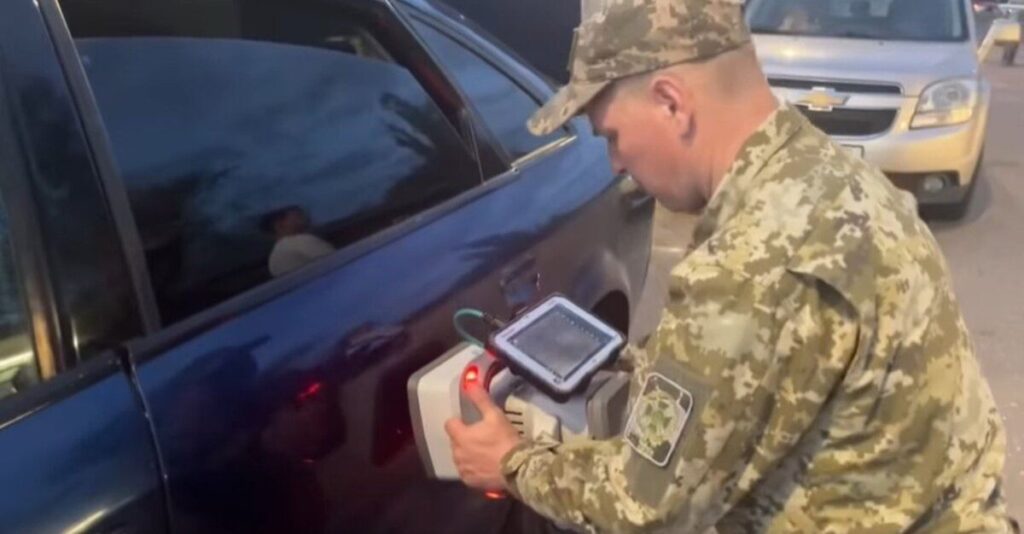 На кордоні вилучили сотні флаконів рідини для електронних сигарет