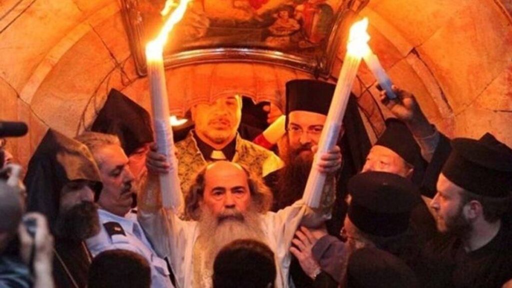 В Єрусалимі зійшов Благодатний вогонь: відео з храму Гробу Господнього