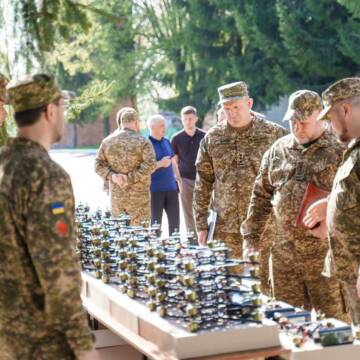 Міжрегіональний координаційний гуманітарний штаб передав на фронт бойові модулі та 150 FPV-дронів для «Червоної калини»