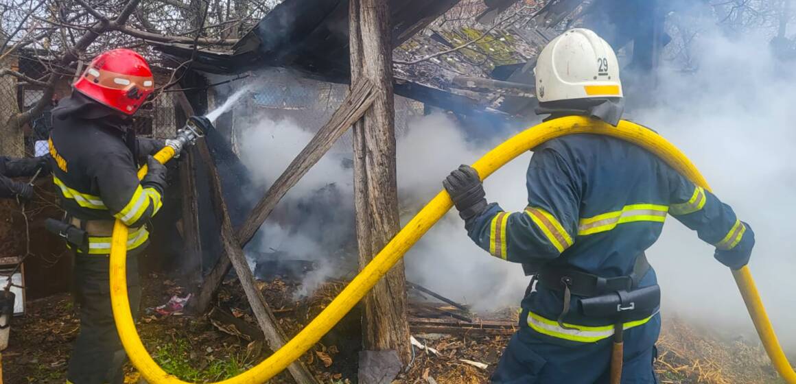 Горіли дах, сіно й суха трава: рятувальники Вінниччини мали чотири виїзди за добу