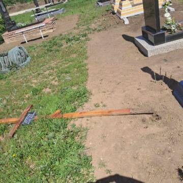 На Вінниччині невідомі вчинили акт вандалізму на сільському кладовищі