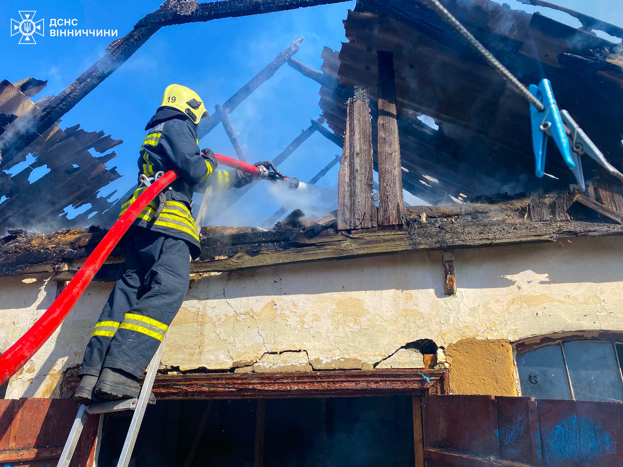 Горіли будівлі та суха трава: за добу на Вінниччині виникло 27 пожеж