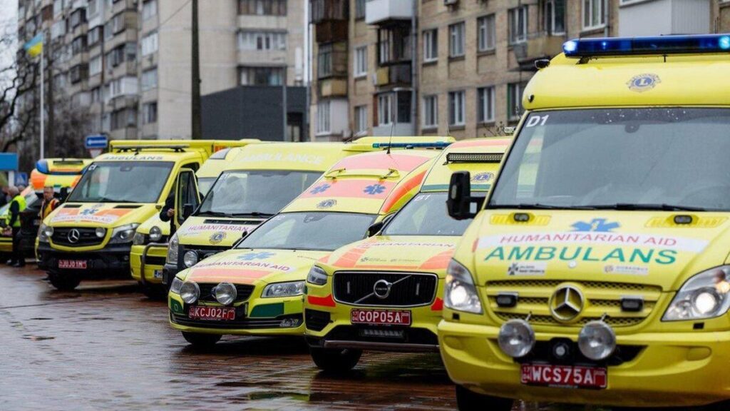 Фінські волонтери передали в Україну 9 швидких та гуманітарний вантаж