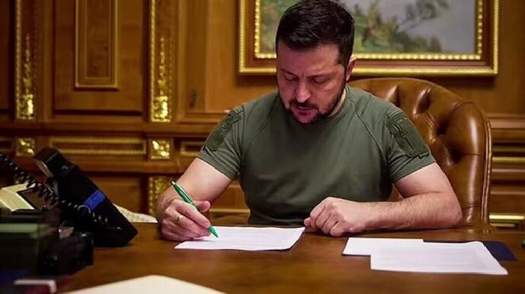 Зеленський підписав закони про продовження воєнного стану та мобілізації