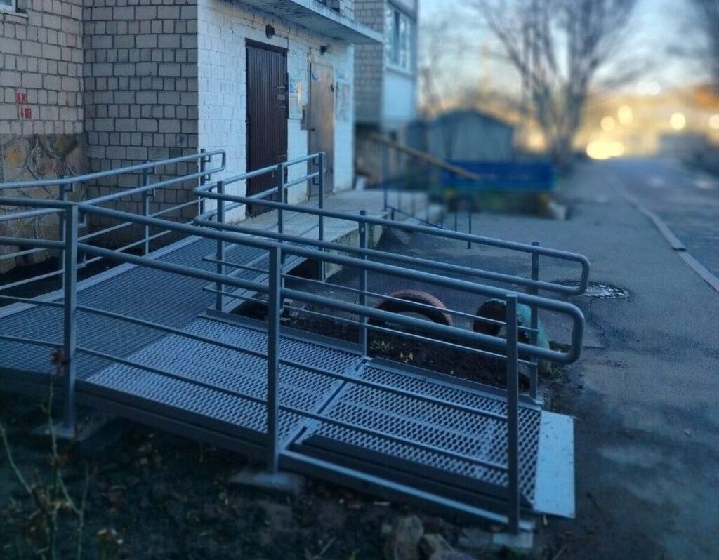 Безбар’єрна Вінниця: у місті продовжують встановлювати пандуси біля багатоповерхівок