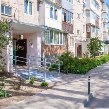 У Вінниці встановили пандус біля багатоповерхівки на вулиці 600-річчя, 42