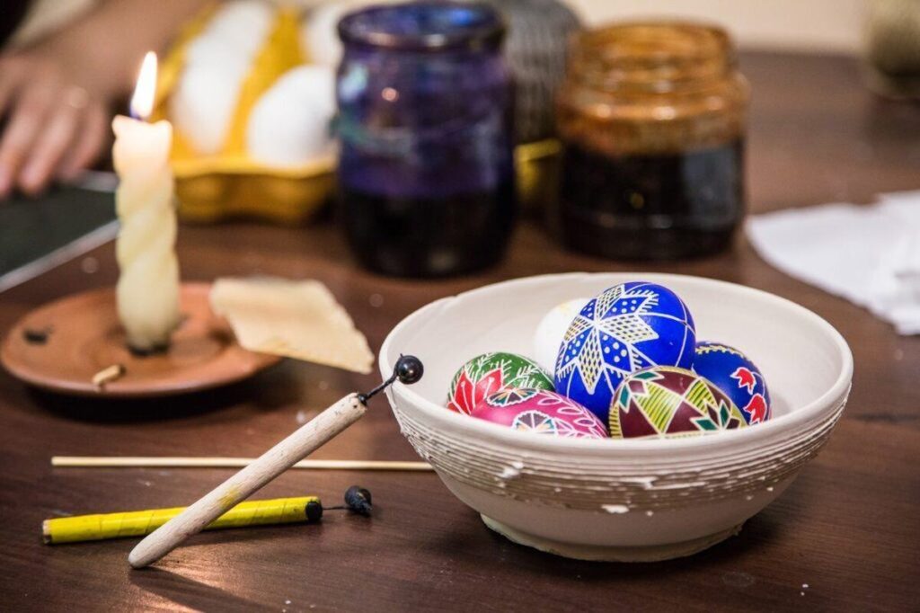 Писанкарство як арттерапія: у Вінниці організовують майстер-клас для військових родин