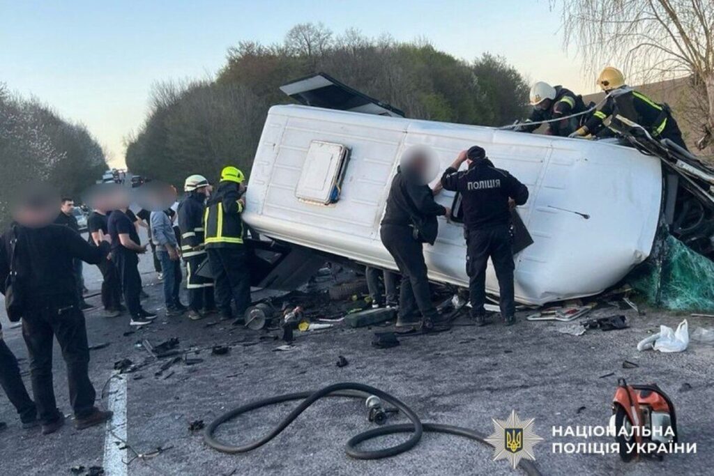 ДТП з маршруткою на Вінниччині: одна людина загинула, семеро травмовані