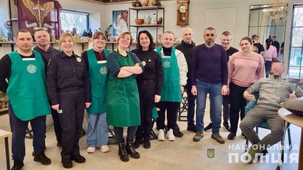 Правоохоронцям провели майстер-клас із ліпки глиною