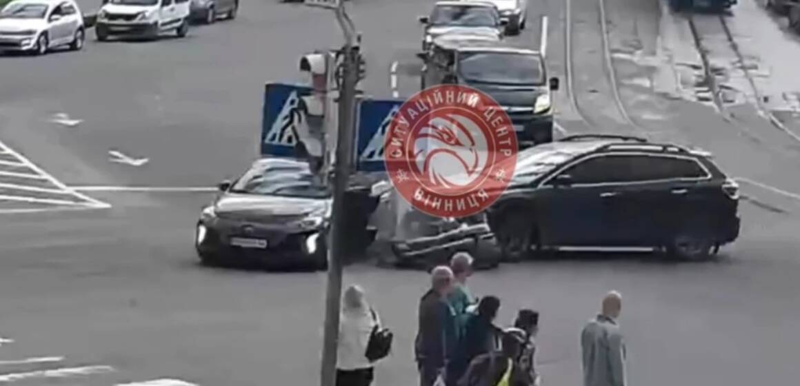 У центрі Вінниці зіткнулися Mazda і Hyundai: постраждала пасажирка