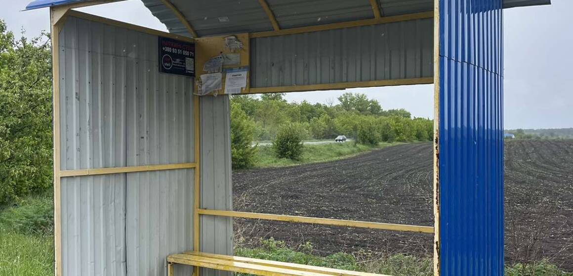На Вінниччині вандали вкотре зіпсували нову зупинку громадського транспорту (фото)
