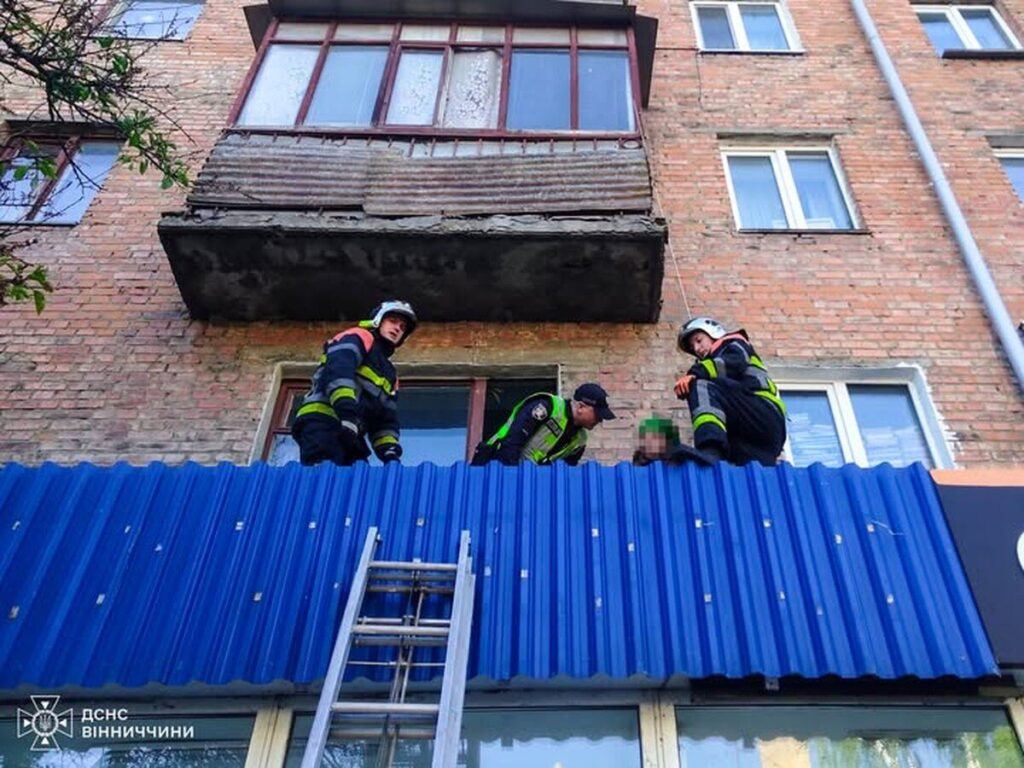 У Вінниці 85-річна жінка вилізла з вікна на дах магазину