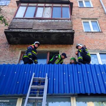 У Вінниці 85-річна жінка вилізла з вікна на дах магазину