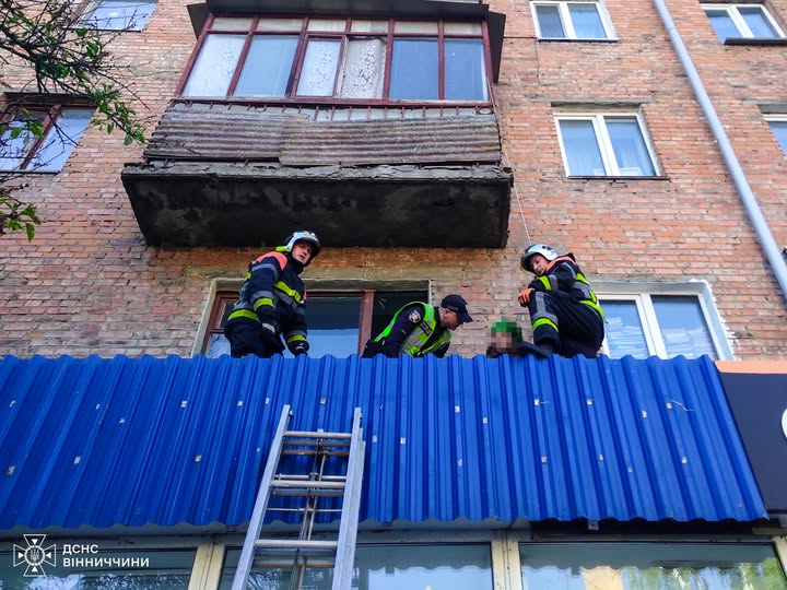 У Вінниці 85-річна жінка вилізла з вікна на дах магазину