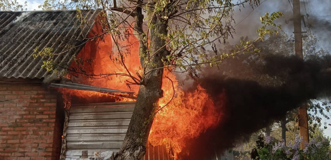 Горіли хати, альтанка й гараж: на Вінниччині за добу сталося 29 пожеж