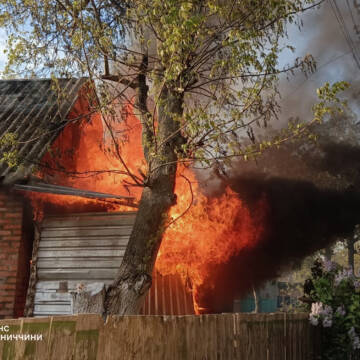 Горіли хати, альтанка й гараж: на Вінниччині за добу сталося 29 пожеж