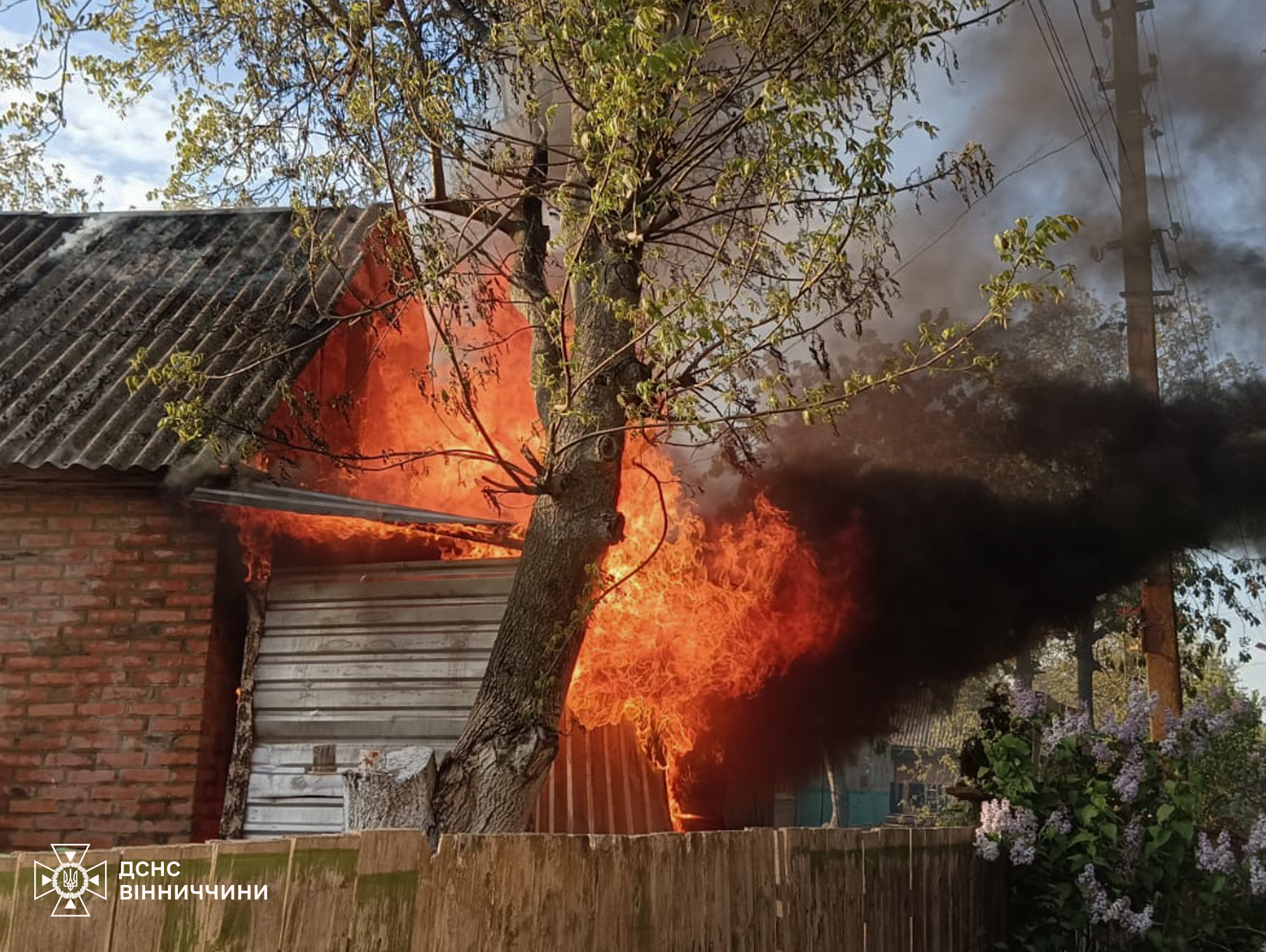 Горіли хати, альтанка й гараж: на Вінниччині за добу сталося 29 пожеж