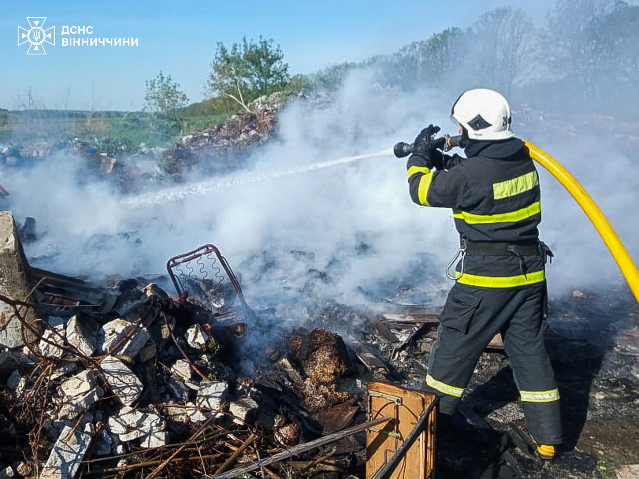 На Вінниччині за добу сталося 21 пожежа: вогонь знищував будинки, сіно та гектари сухостою