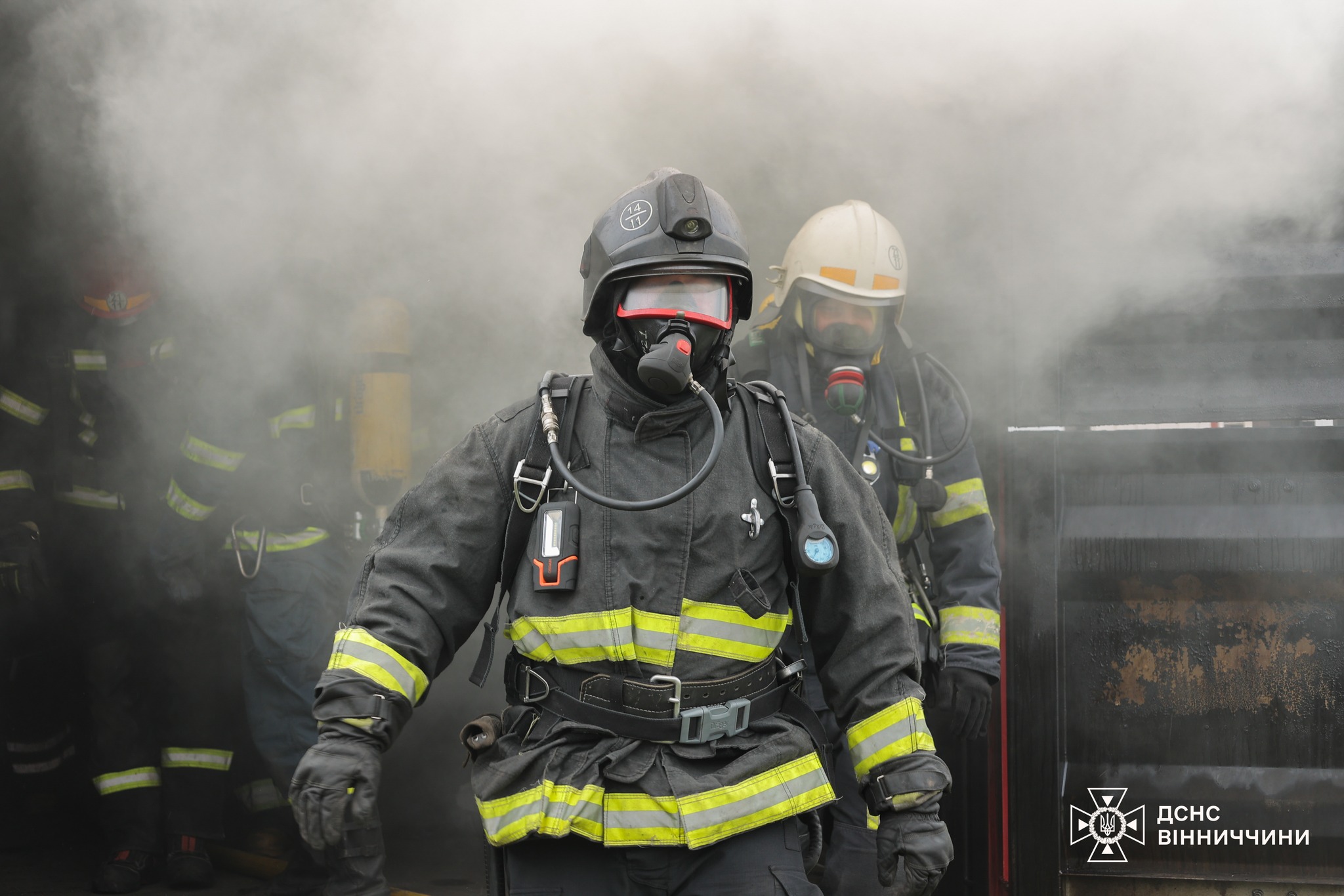 Як у реальному вогні: вінницькі рятувальники проходили тренування в умовах максимально наближених до бойових (Відео)
