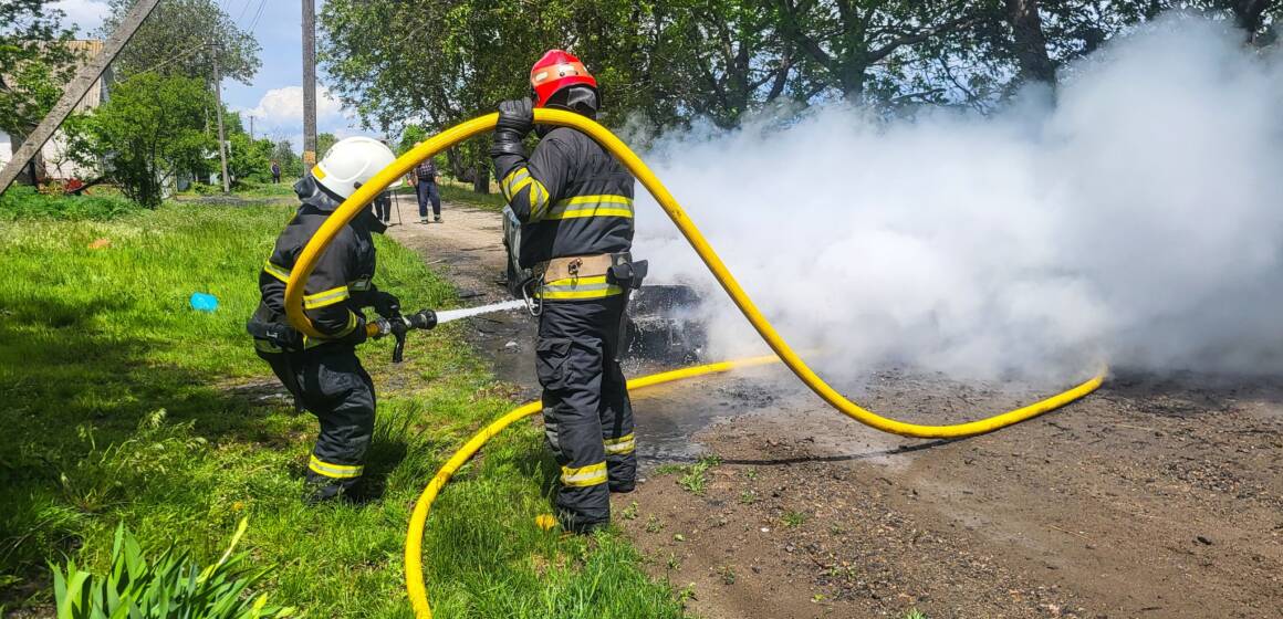На Вінниччині під час руху загорівся легковик — водій дивом не постраждав
