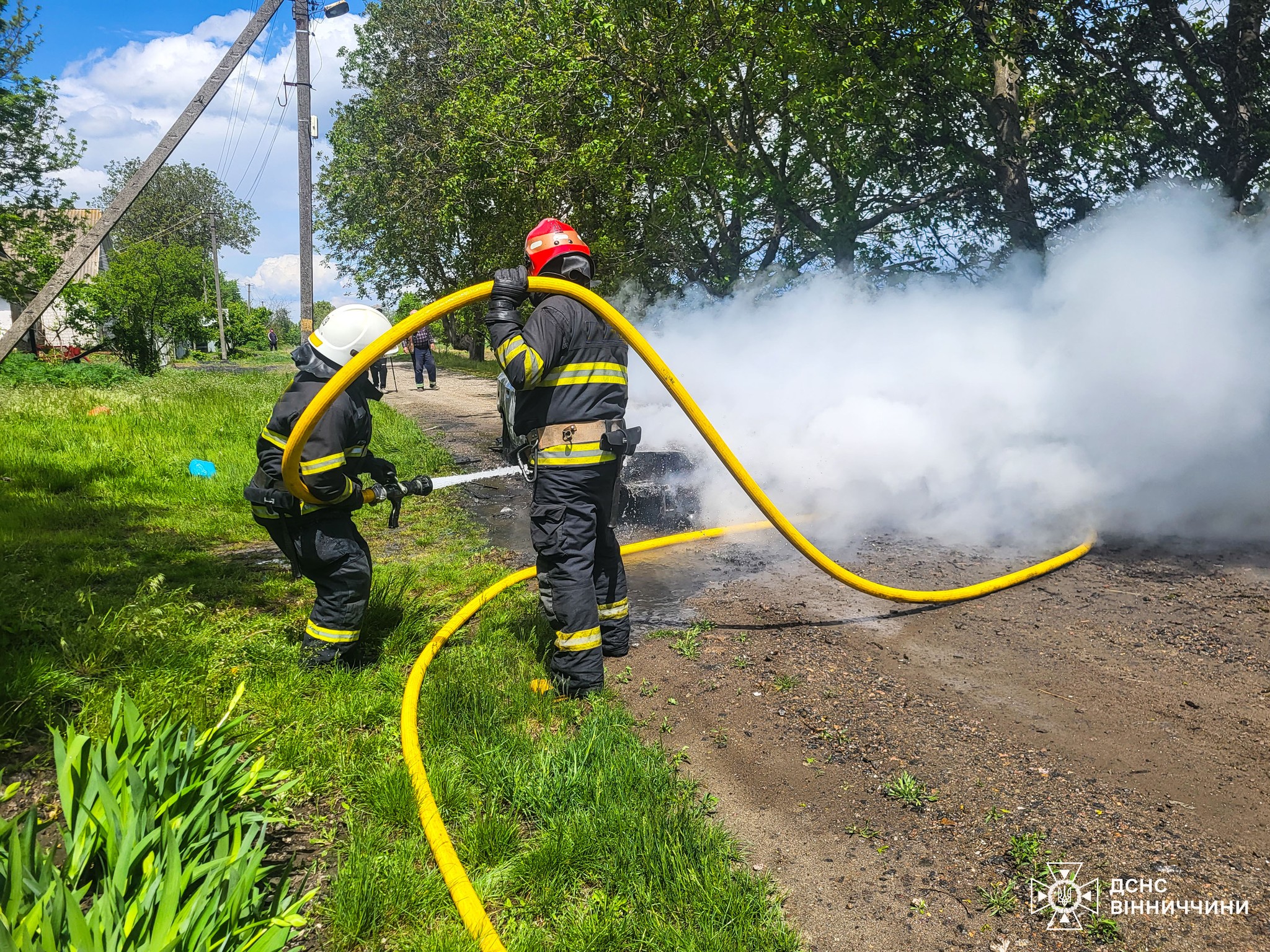 На Вінниччині під час руху загорівся легковик — водій дивом не постраждав