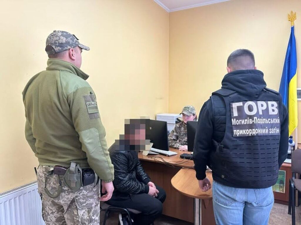 На Вінниччині прикордонники затримали іноземця з проросійською атрибутикою