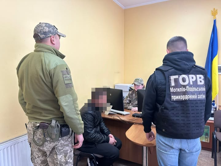 На Вінниччині прикордонники затримали іноземця з проросійською атрибутикою