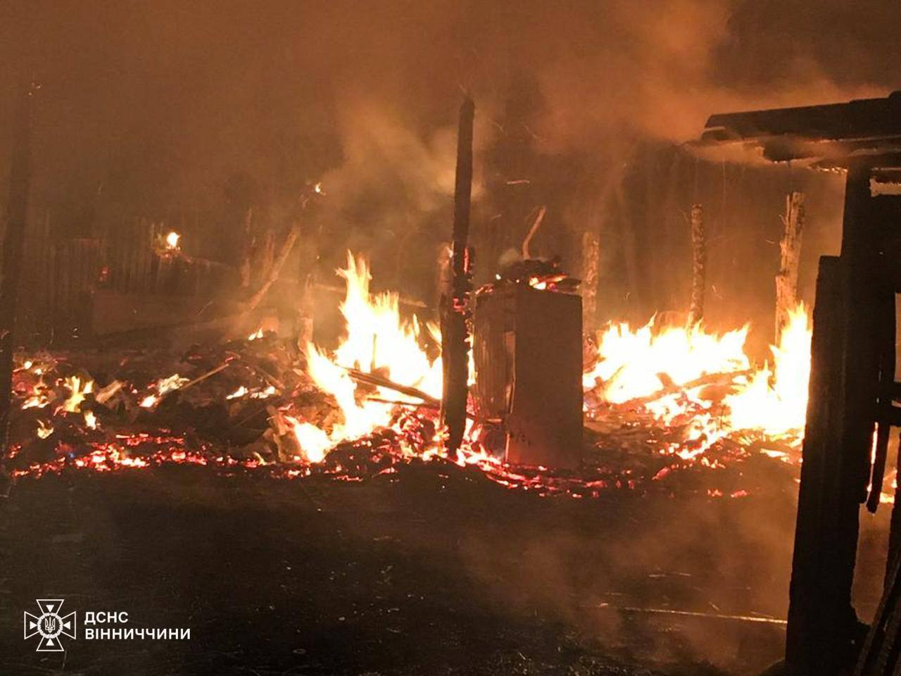 Пожежі на Вінниччині: горів гараж та господарська споруда