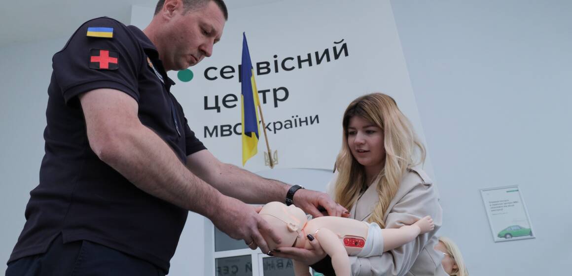 Турнікет, міни та психологічна підтримка: у Вінниці провели тренінг для держслужбовців (Фото)