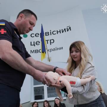 Турнікет, міни та психологічна підтримка: у Вінниці провели тренінг для держслужбовців (Фото)