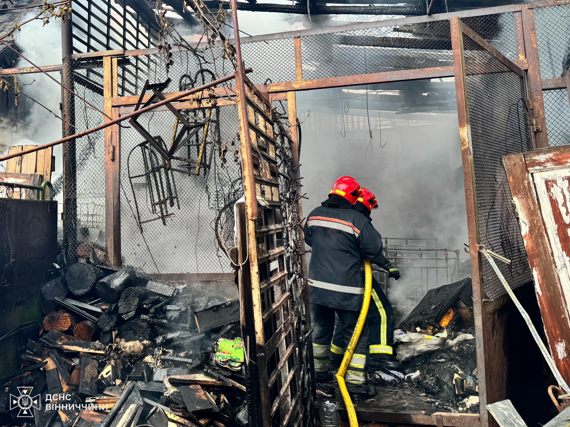 У Вінниці рятувальники ліквідували пожежу в господарській будівлі