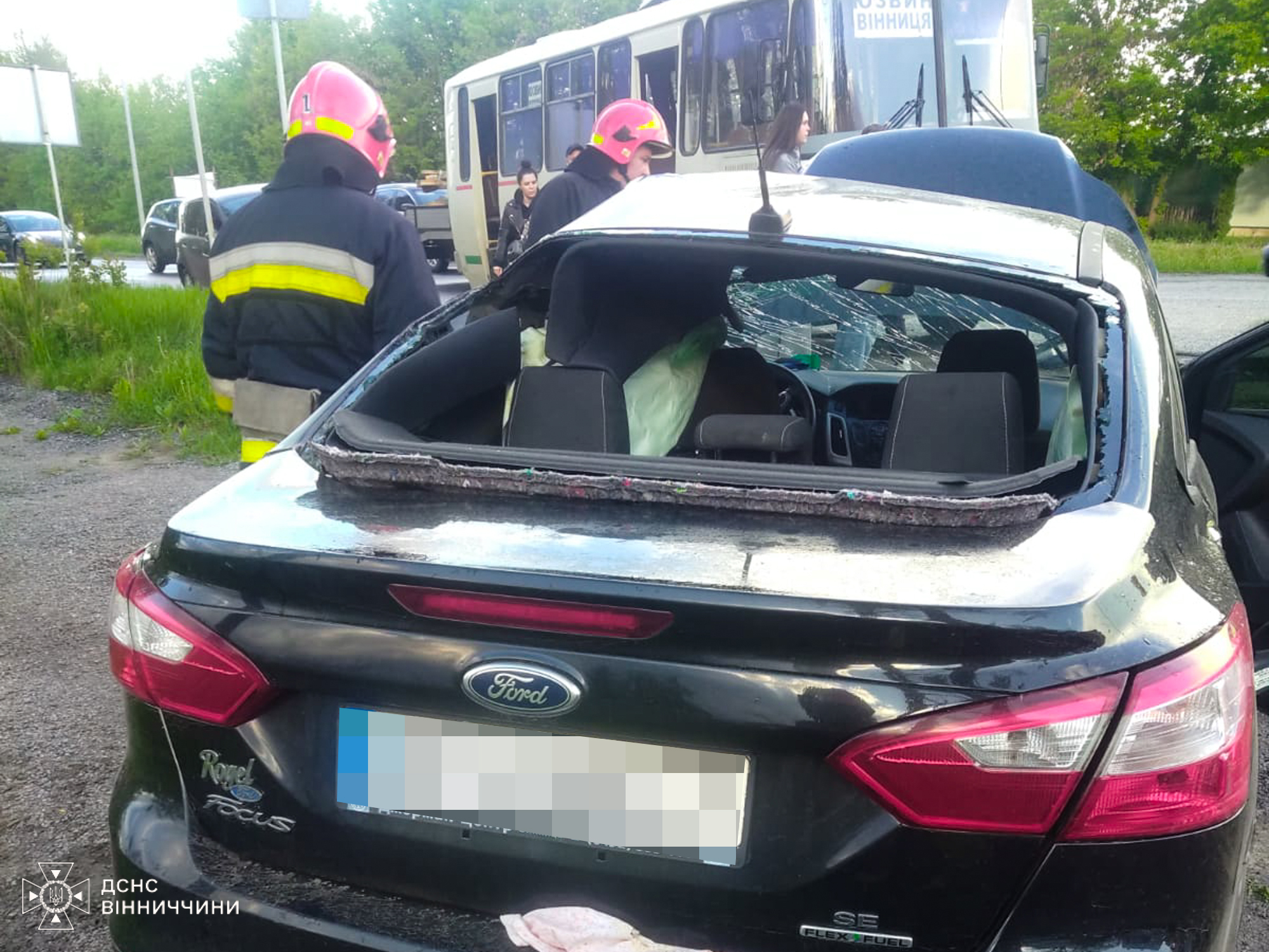 Масштабна аварія на Вінниччині: зіштовхнулися два автобуси та легковик