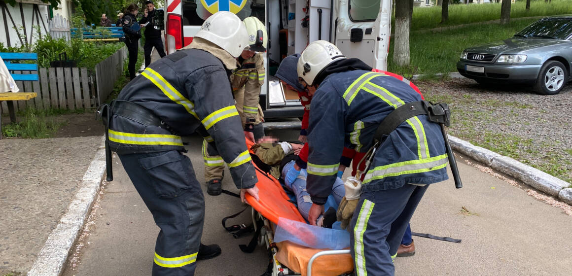 У Ладижині жінка випала з вікна 3-го поверху