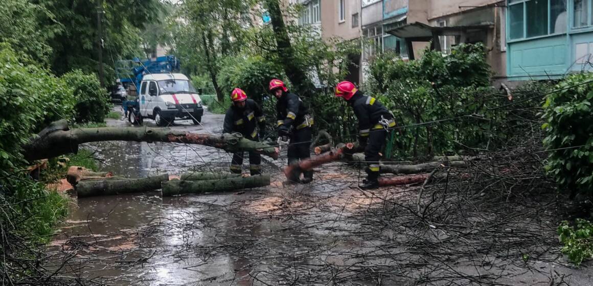 На Вінниччині рятувальники ліквідували наслідки негоди