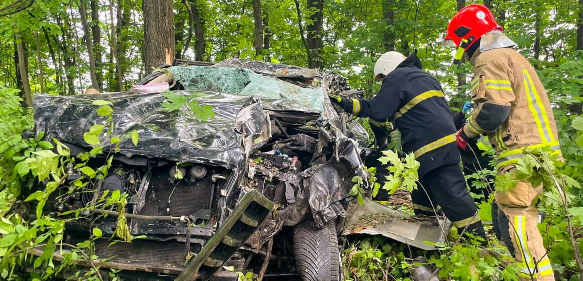 Фатальна ДТП на Вінниччині: рятувальники деблокували чоловіка з понівеченого авто