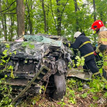 Фатальна ДТП на Вінниччині: рятувальники деблокували чоловіка з понівеченого авто
