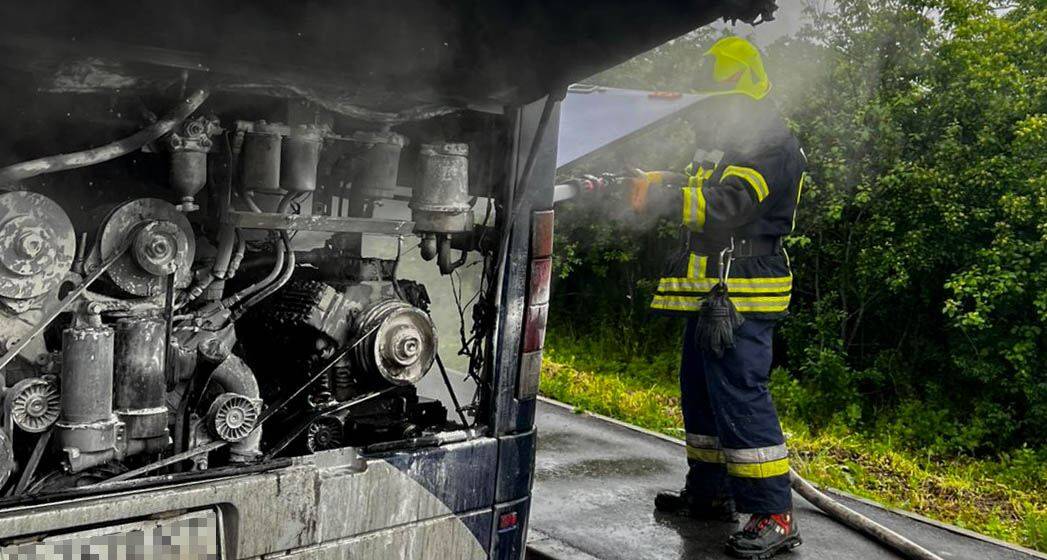 Бійці ДСНС ліквідували пожежу приватного автобуса