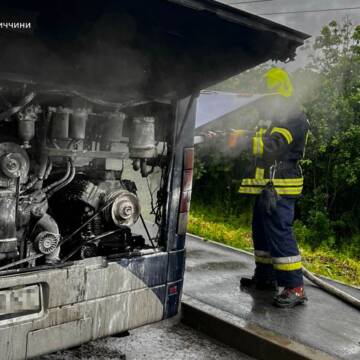 Бійці ДСНС ліквідували пожежу приватного автобуса