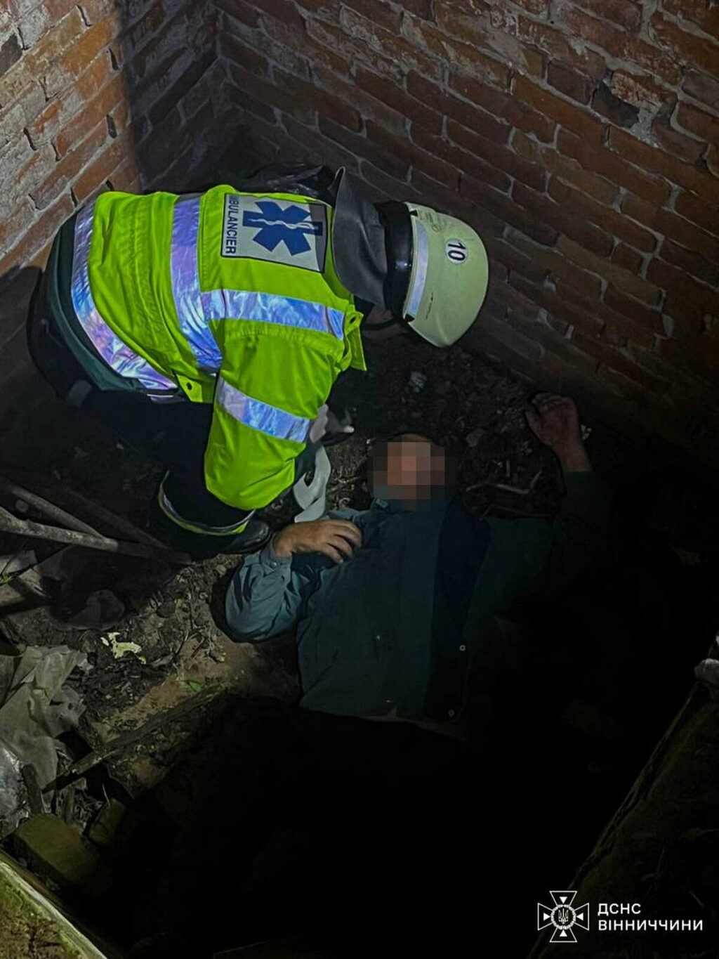 На Вінниччині рятувальники підняли з ями людину